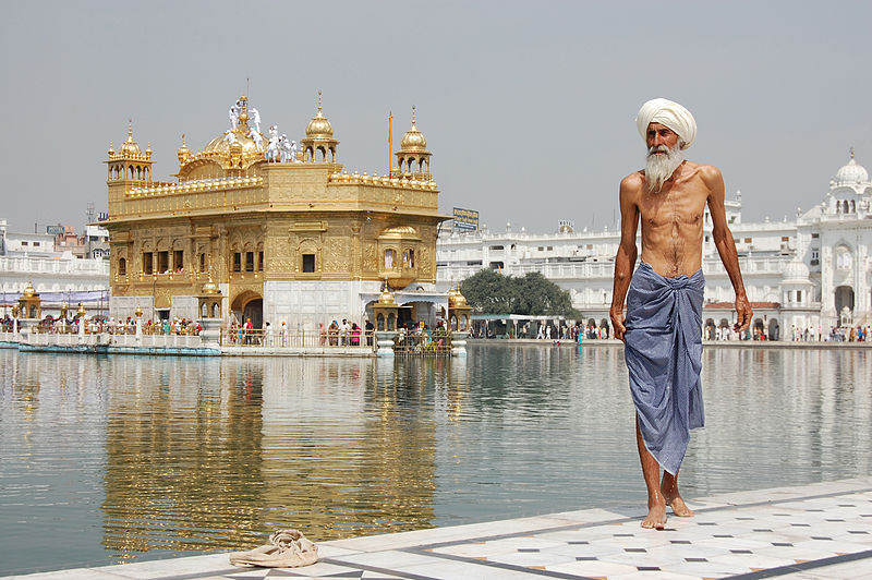 800px-Sikh_pilgrim_at_the_Golden_Temple_(Harmandir_Sahib)_in_Amritsar,_India