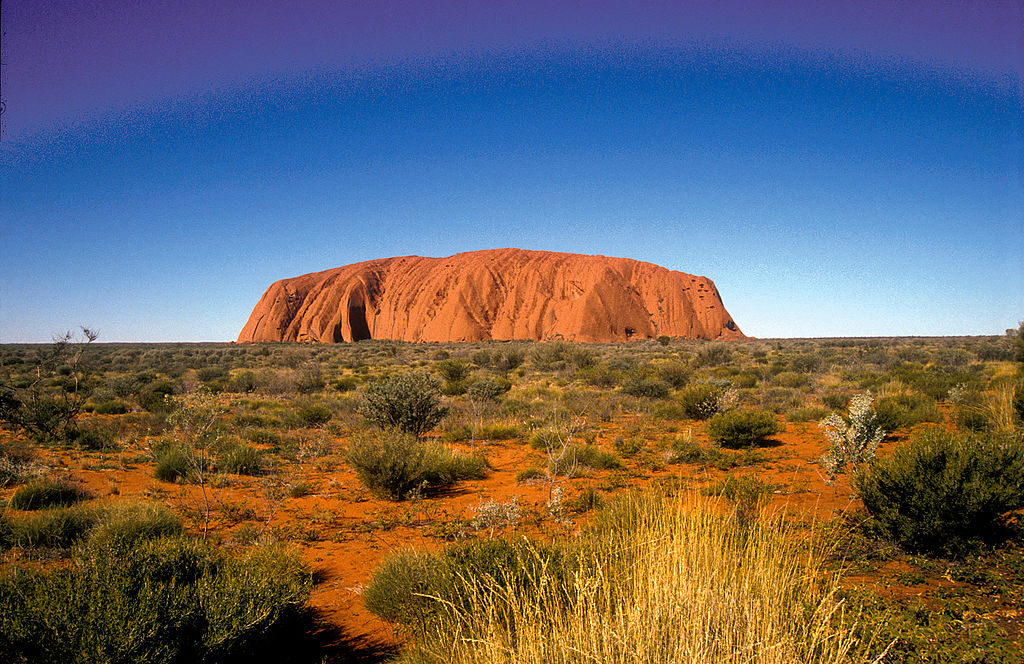 CSIRO_ScienceImage_4247_Ayers_RockUluru_in_central_Australian_desert_Northern_Territory_1992